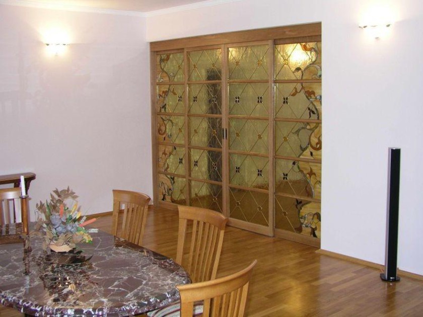 Перегородка для гостиной с цветным стеклом и декоративными вставками Дзержинск