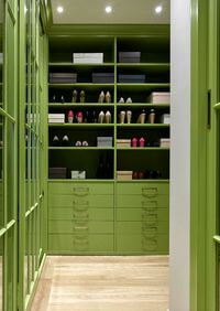 Г-образная гардеробная комната в зеленом цвете Дзержинск