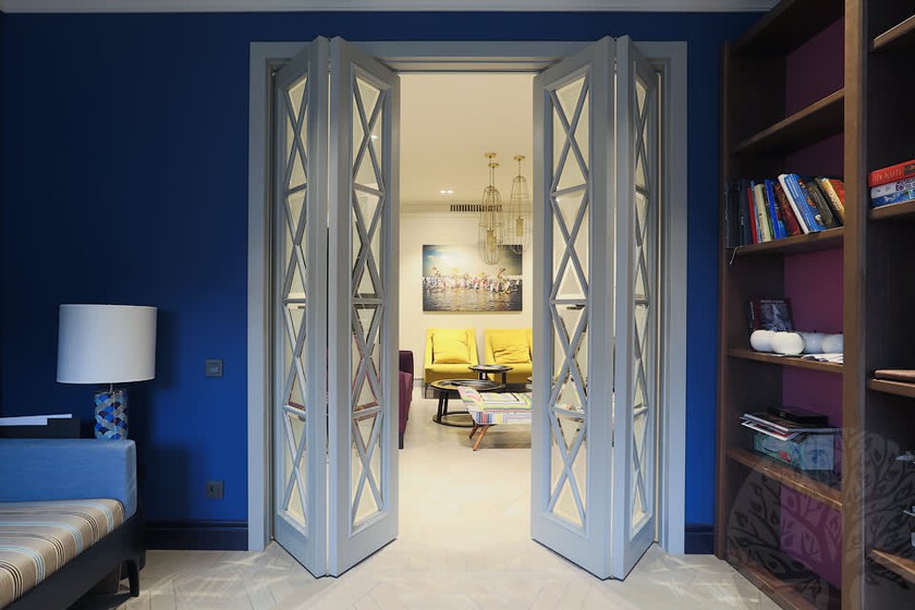 Двери гармошка  для гостиной со стеклами с разделителями Дзержинск