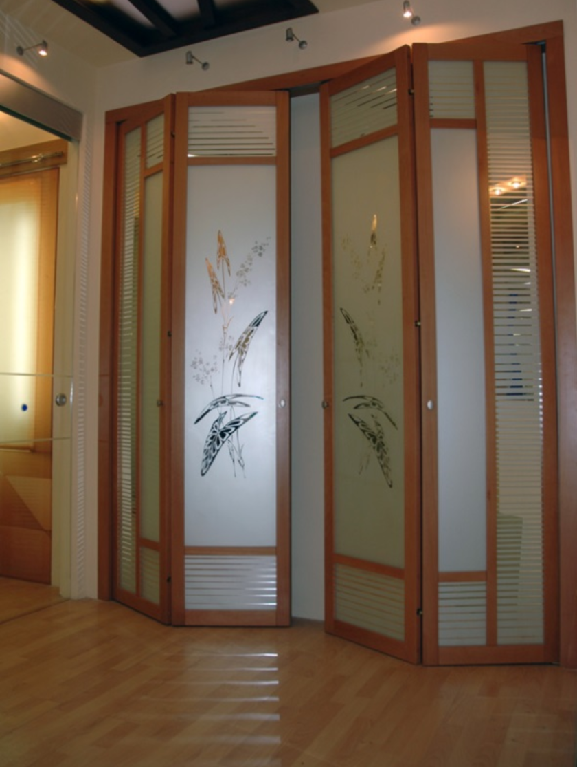 Широкие двери гармошка с матовым стеклом и рисунком Дзержинск